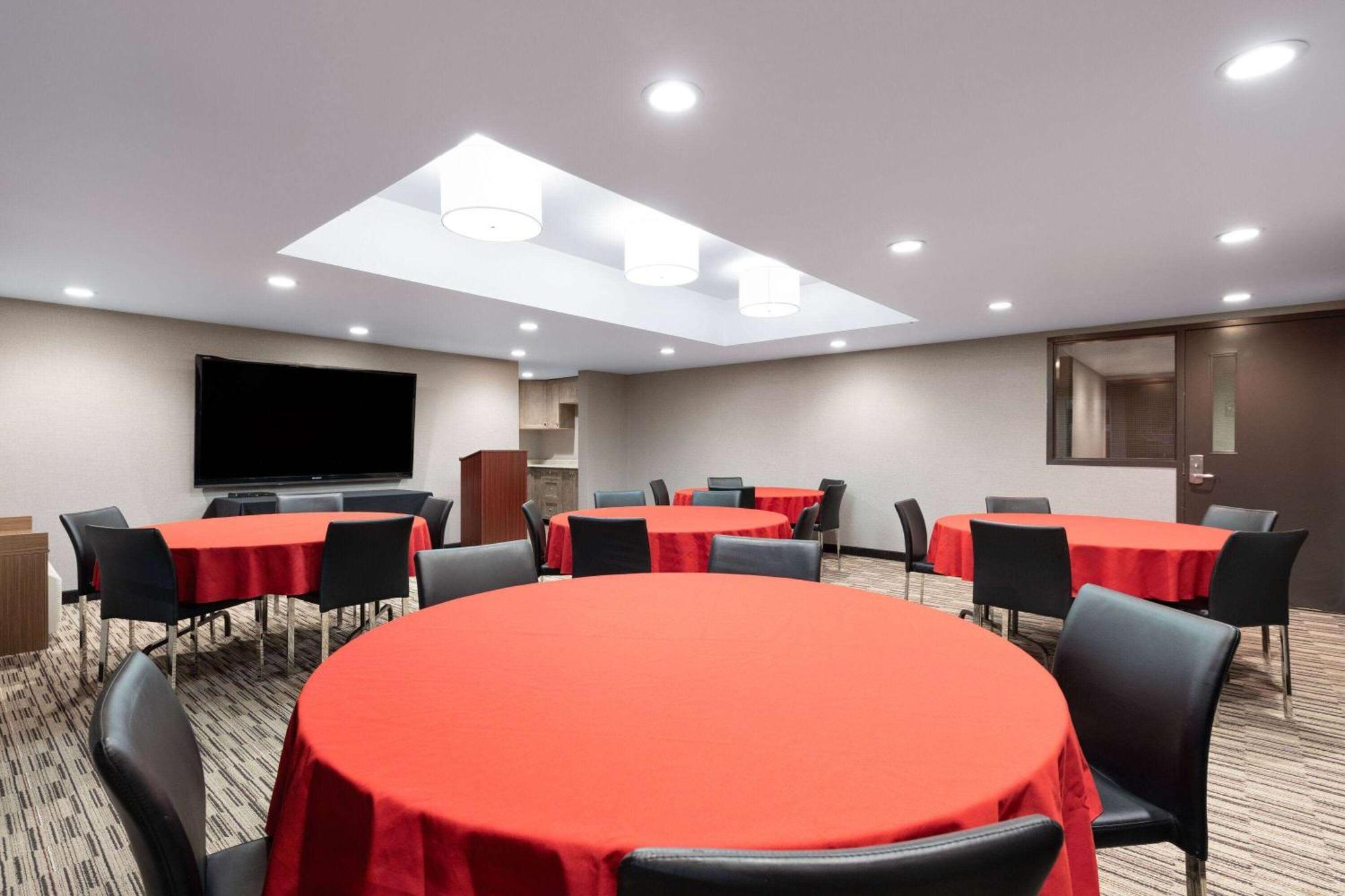 Microtel Inn&Suites by Wyndham Kirkland Lake Exterior foto