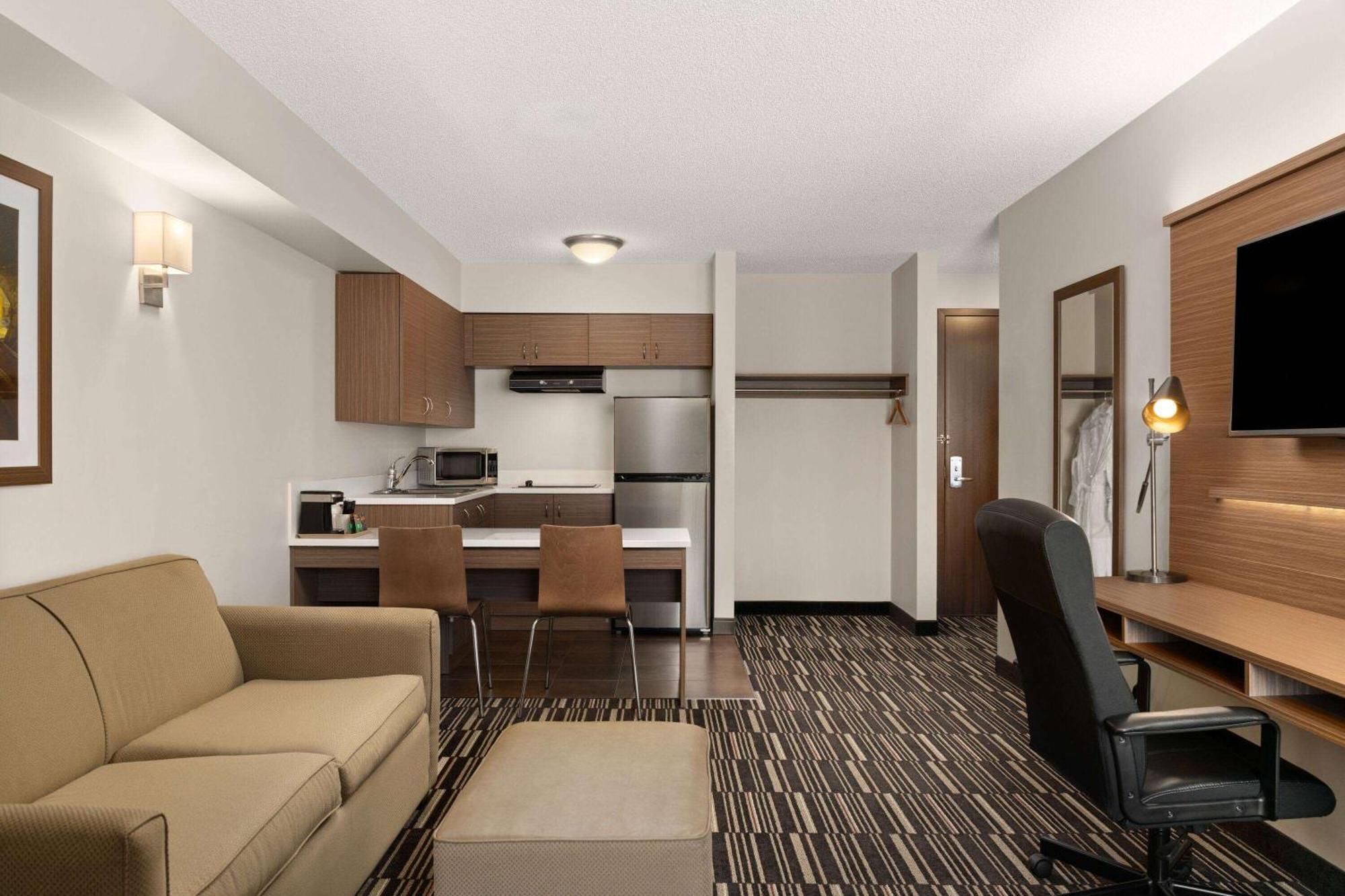 Microtel Inn&Suites by Wyndham Kirkland Lake Exterior foto