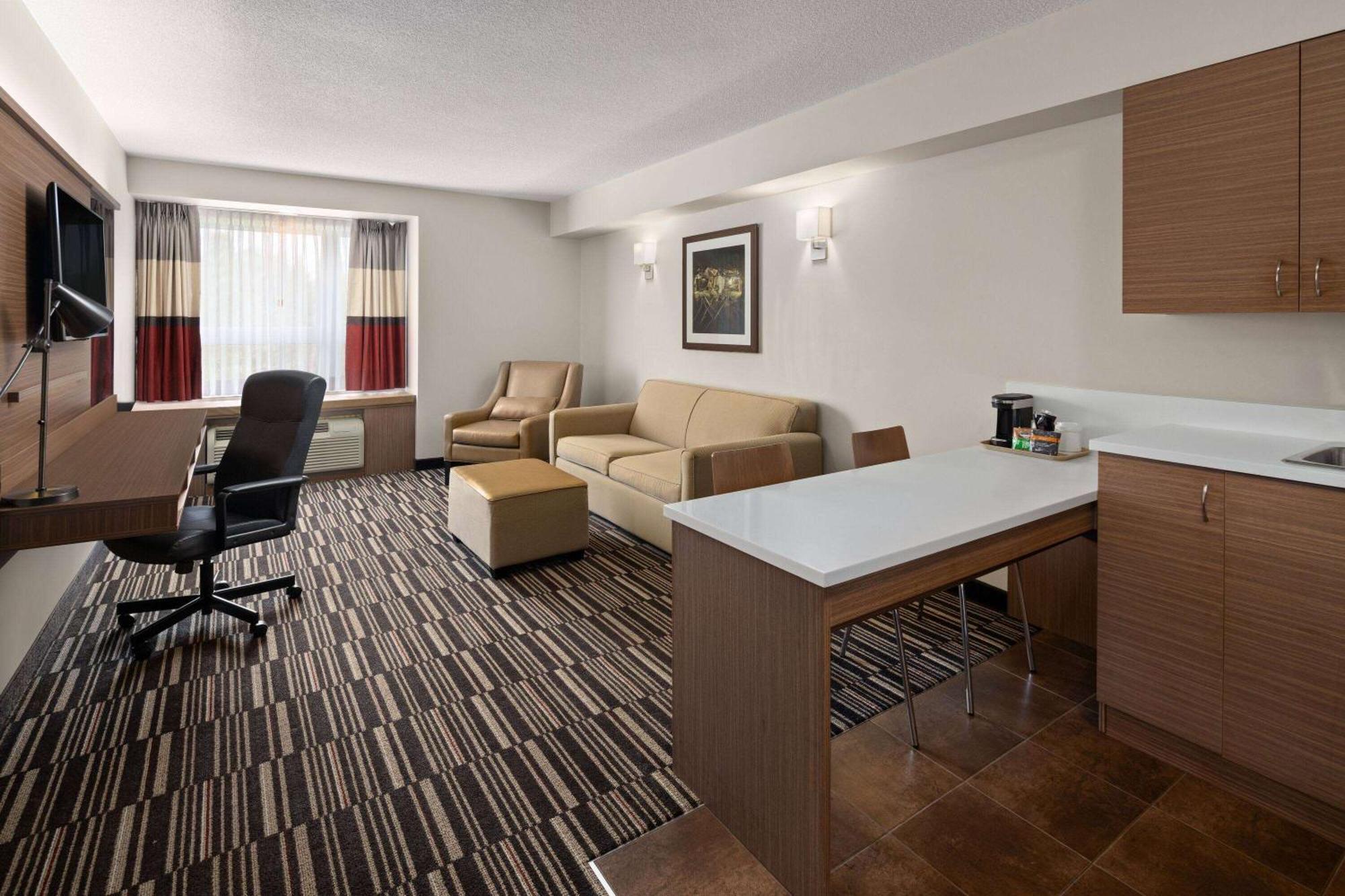 Microtel Inn&Suites by Wyndham Kirkland Lake Exterior foto