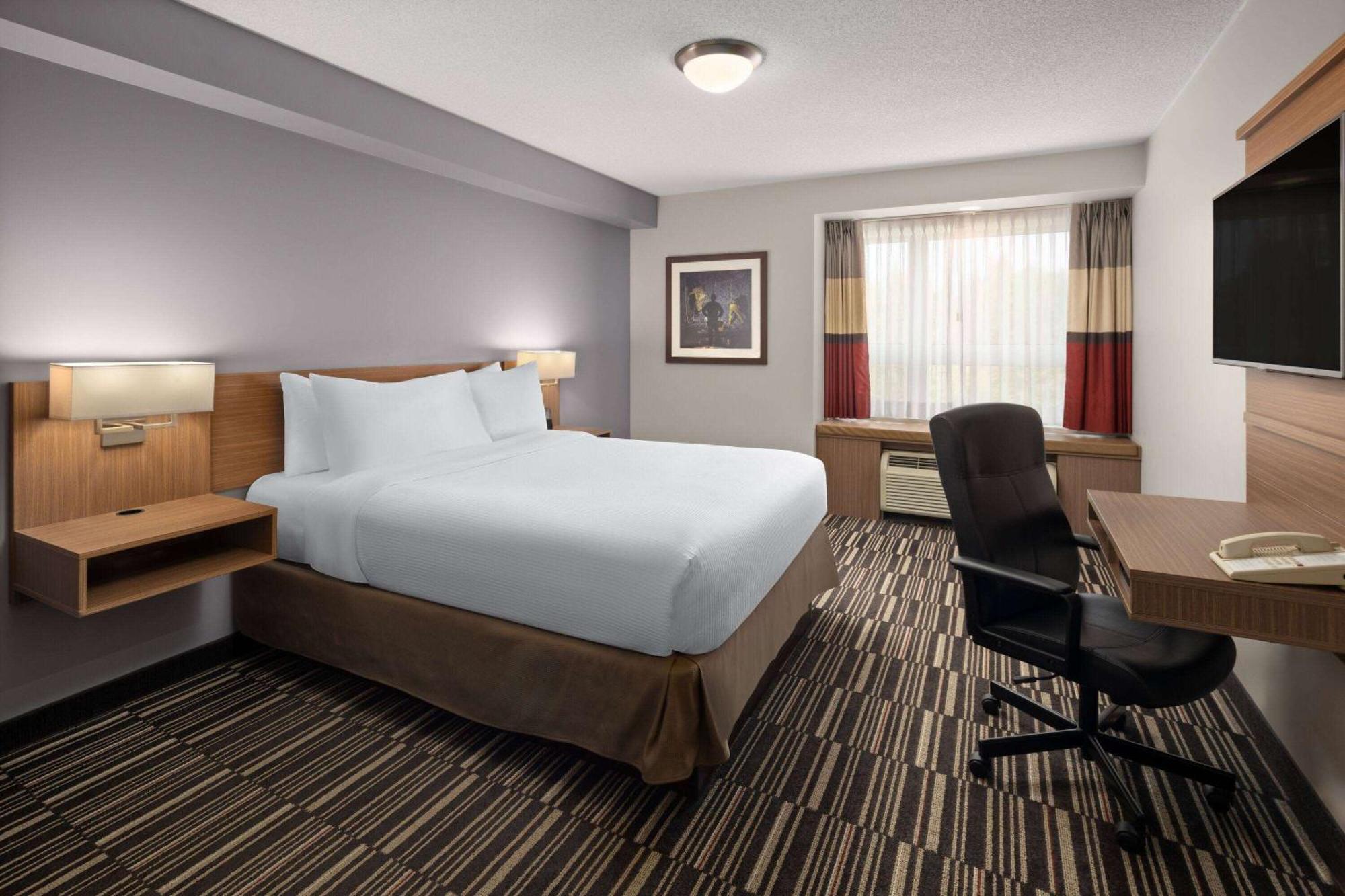 Microtel Inn&Suites by Wyndham Kirkland Lake Exterior foto