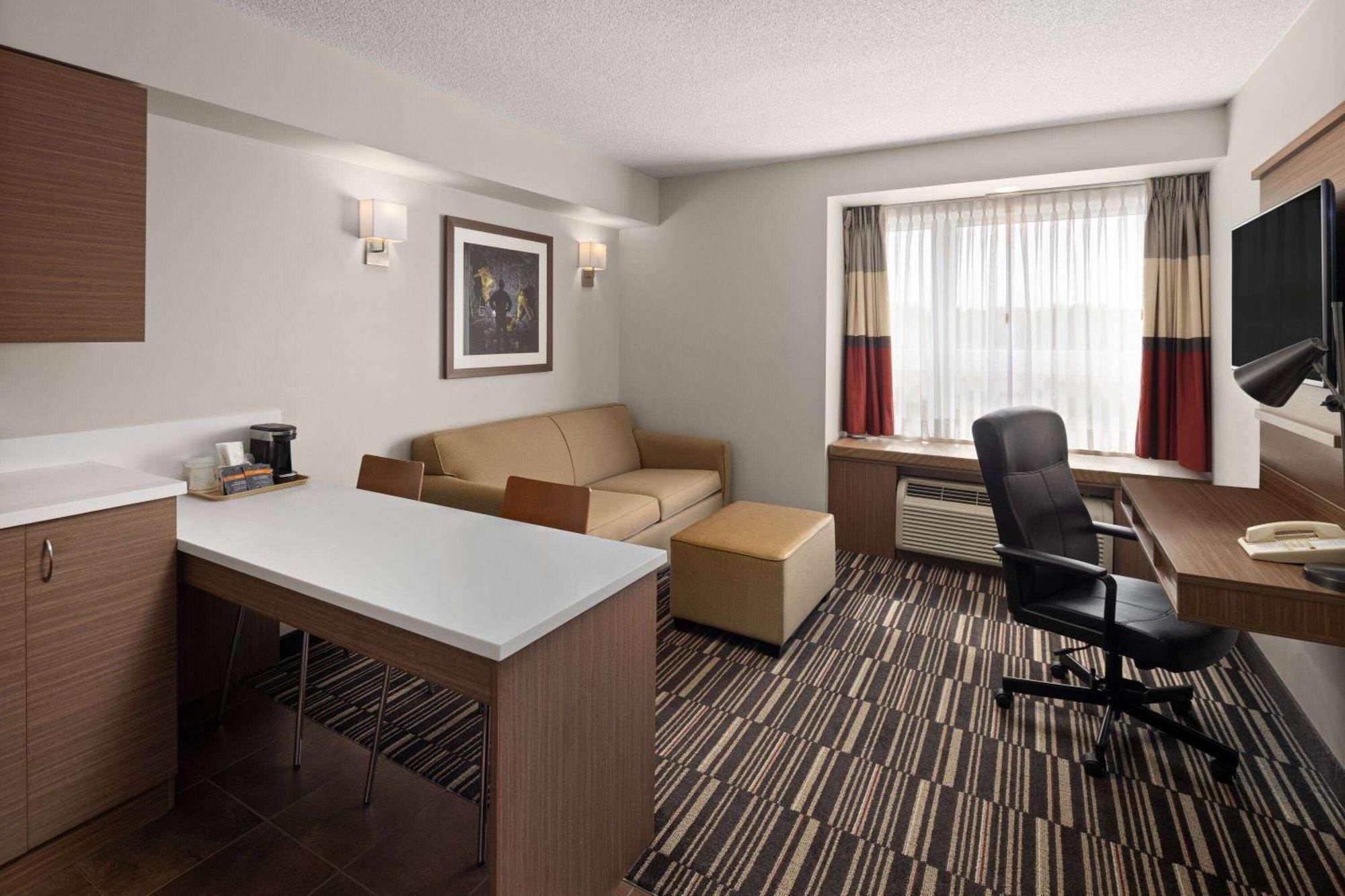 Microtel Inn&Suites by Wyndham Kirkland Lake Exterior foto