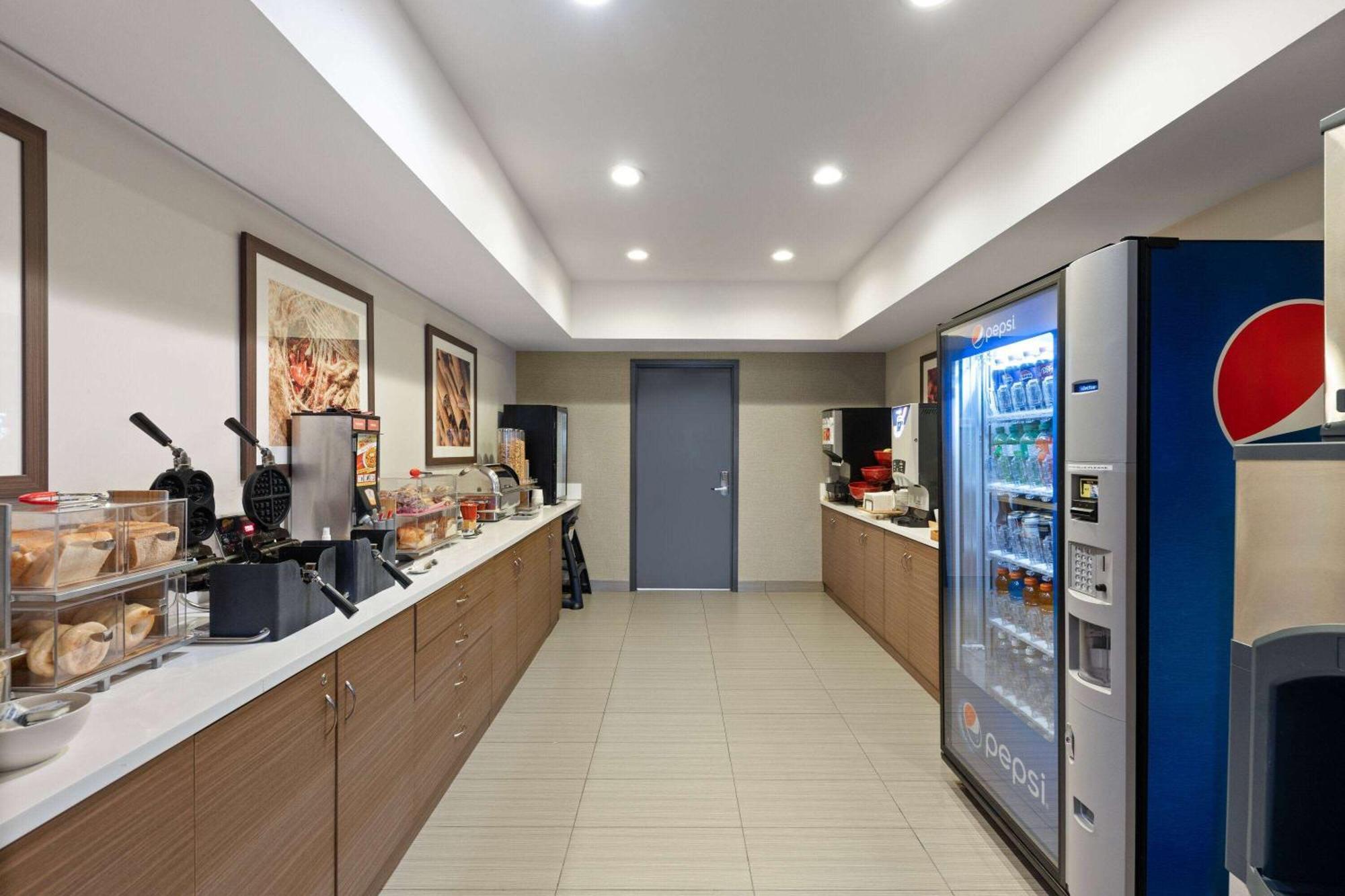 Microtel Inn&Suites by Wyndham Kirkland Lake Exterior foto