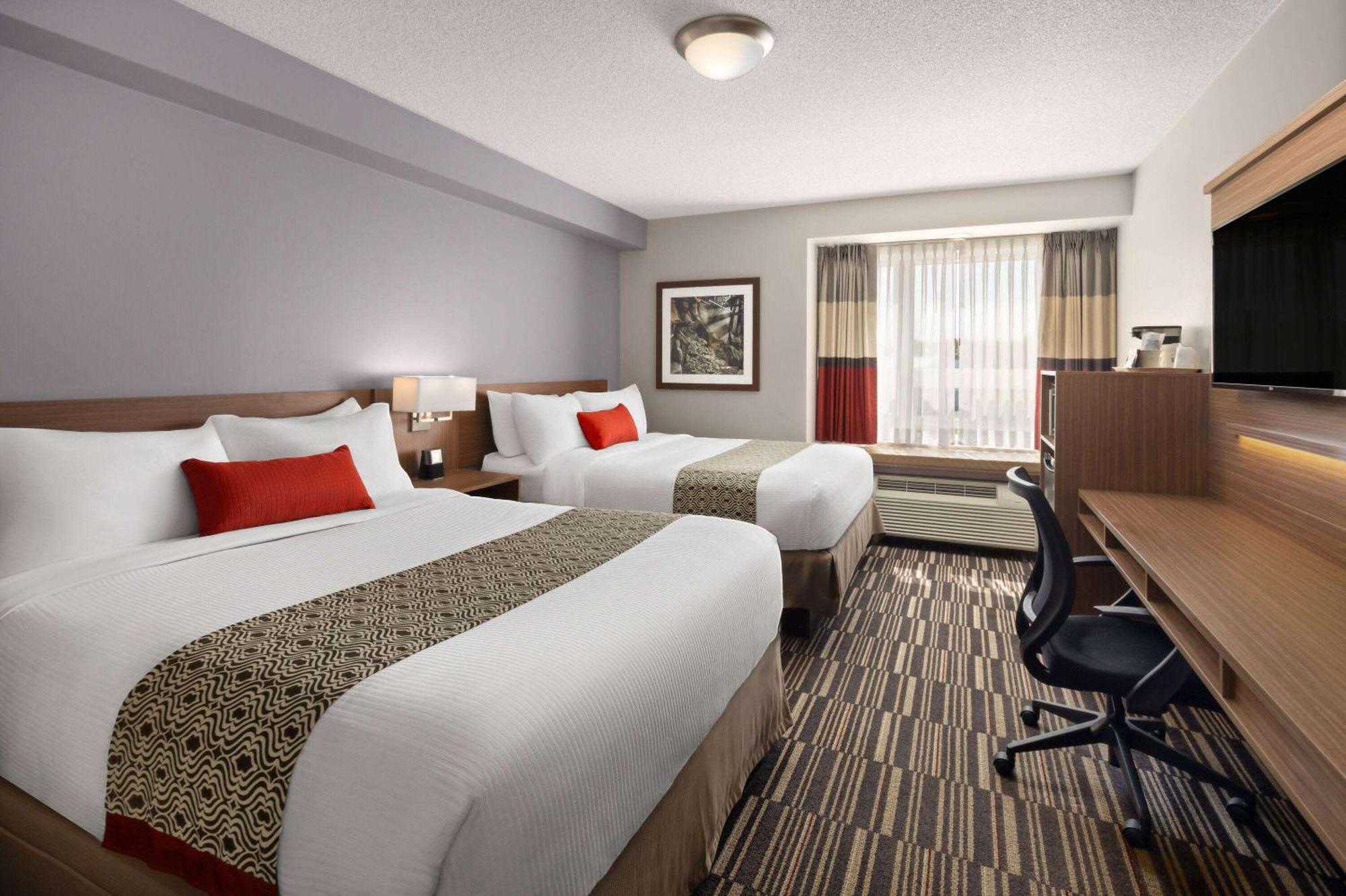 Microtel Inn&Suites by Wyndham Kirkland Lake Exterior foto